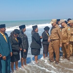 Unik! SBS-HMS Perkenalkan Keindahan Alam Malaka Lewat Prosesi Pelantikan Pejabat Struktural di Tepi Pantai 