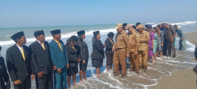 Unik! SBS-HMS Perkenalkan Keindahan Alam Malaka Lewat Prosesi Pelantikan Pejabat Struktural di Tepi Pantai 