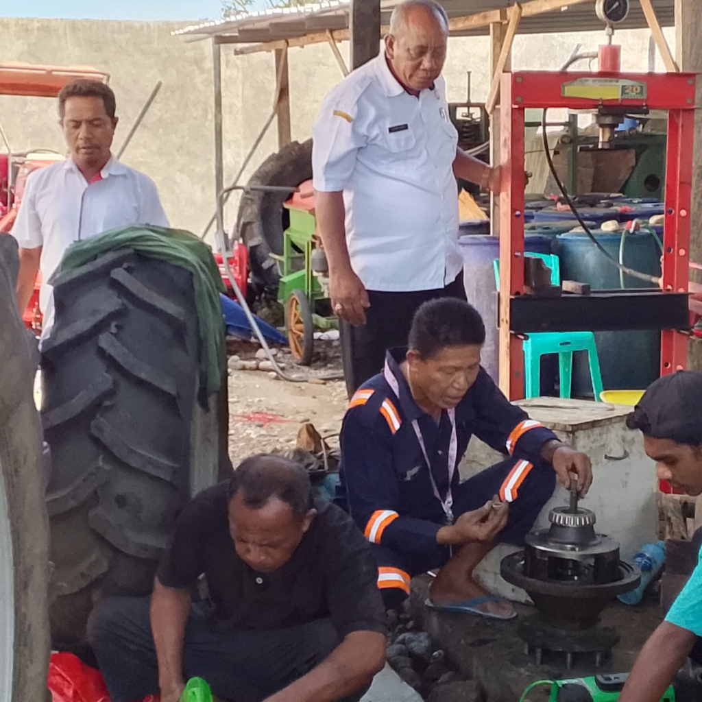 Distan Malaka Perbaiki 16 Traktor Roda 4 MF, Target Olah 3.000 Lahan pada 2026