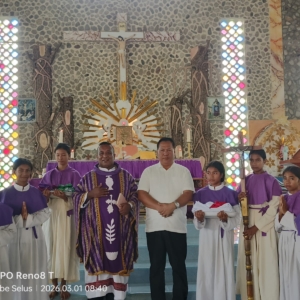 Peduli Pelayanan Gereja, Wabup Malaka Sumbangkan Pakaian Misdinar di Besikama