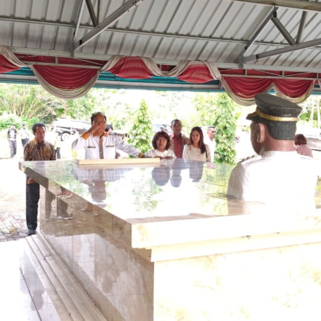 Mengenang Jejak Pengabdian, Bupati SBS Ziarah ke Makam Bupati Malaka Perdana Daniel Asa