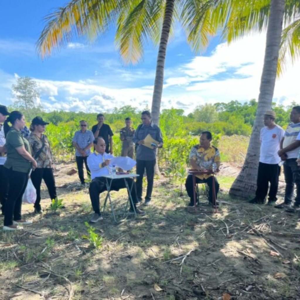 Tak Harus di Gedung Mewah, Bupati SBS dan Wabup HMS Tandatangan Dokumen di Bawah Pohon
