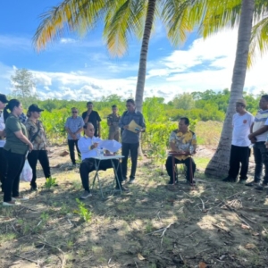 Bupati SBS dan Wakil HMS Teken Dokumen di Bawah Pohon, Tanpa Gedung Mewah