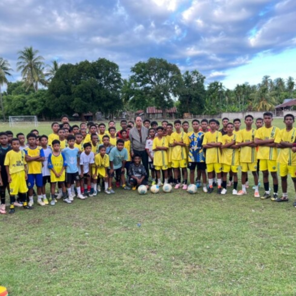 “Tak Kenal Lelah, Baru Tiba dari Kupang Bupati SBS Langsung Beri Motivasi untuk Pemain SSB Wewiku