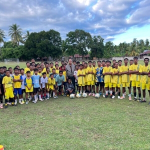 “Tak Kenal Lelah, Baru Tiba dari Kupang Bupati SBS Langsung Beri Motivasi untuk Pemain SSB Wewiku