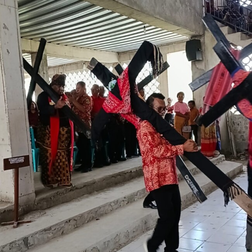 Menapaki Jalan Salib, Pemimpin dan Umat Malaka Hayati Makna Pengorbanan Kristus