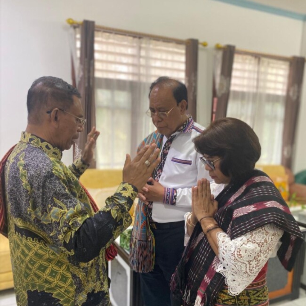 Momen Istimewa, Bupati Malaka dan Ketua TP PKK Terima Berkat Paskah dari Uskup Atambua