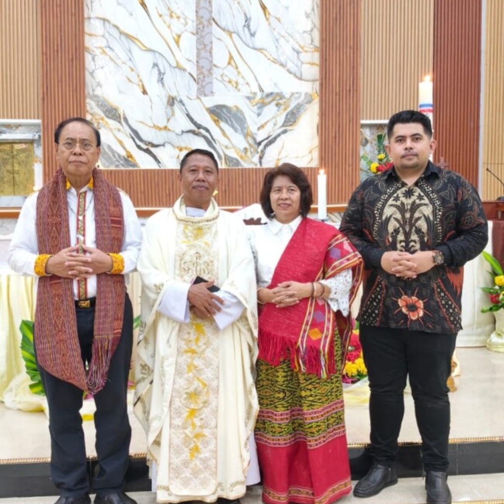 Bupati SBS dan Keluarga Larut Dalam Misa Haleluya, Kagumi Kemegahan Gereja Kaputu