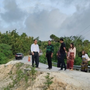 Respon Cepat Keluhan Warga, Bupati SBS Tinjau Langsung Jalan Rusak di Rinhat dan Beri Instruksi untuk  Segera Diperbaiki