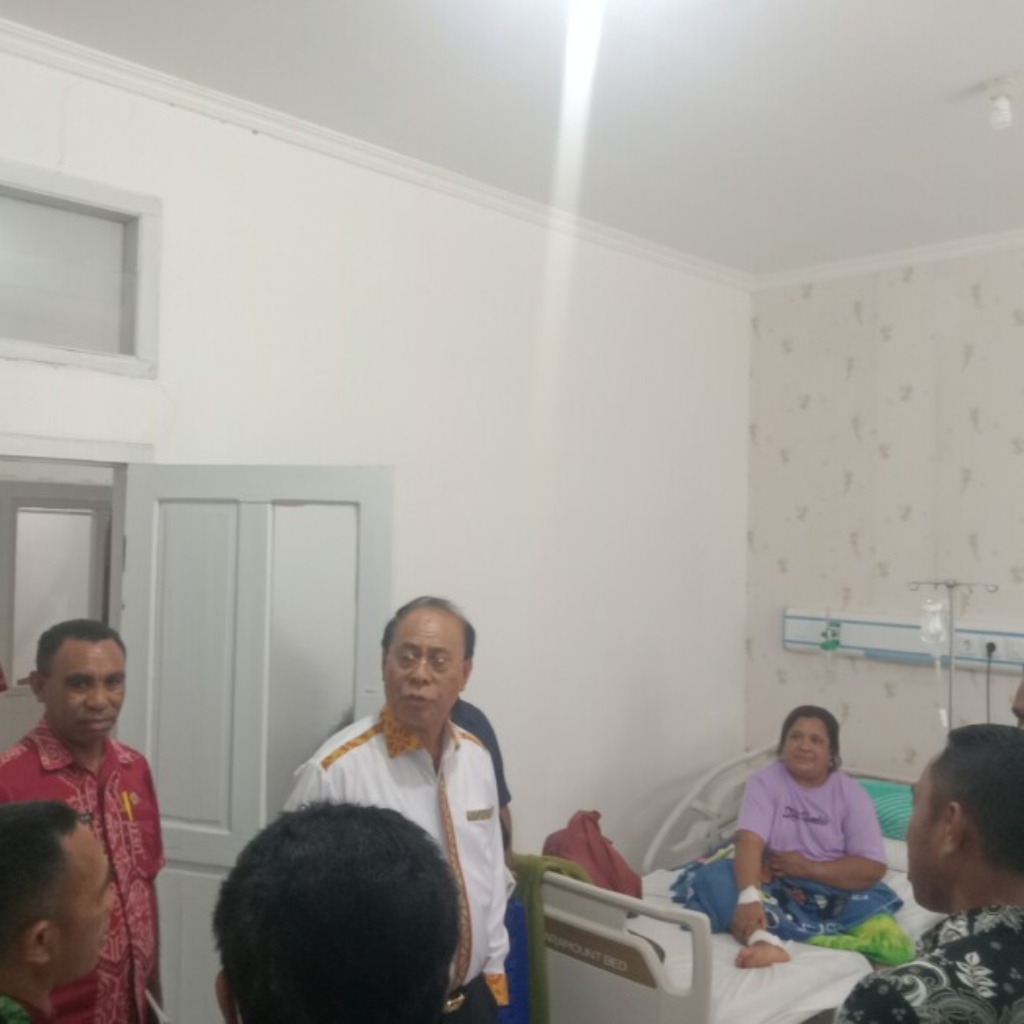 Di RSUPP Betun, Bupati SBS Kuatkan Camat Rinhat: Jangan Cemas, Tetap Semangat