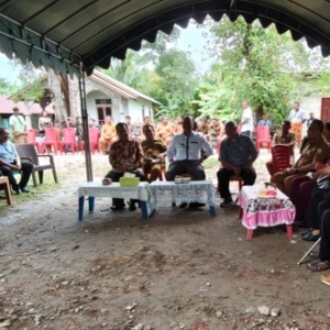 Bupati SBS Bersama OPD dan Tim Pendamping Pembangunan Beri Penguatan kepada Keluarga Berduka di Umalor