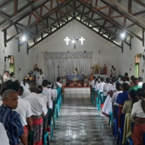 Siswa SDK Kakaniuk dan SDI Boni Terima Sakramen Maha Kudus