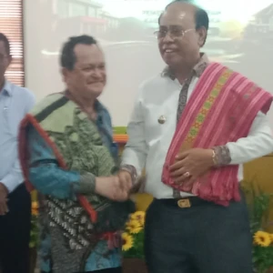 Rektor UCB Kupang Nobatkan Bupati Malaka SBS Sebagai Bapak Pembangunan Kesehatan NTT 