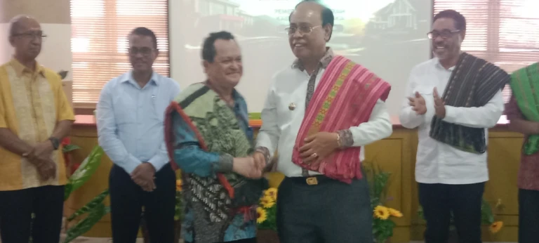 Rektor UCB Kupang Nobatkan Bupati Malaka SBS Sebagai Bapak Pembangunan Kesehatan NTT 