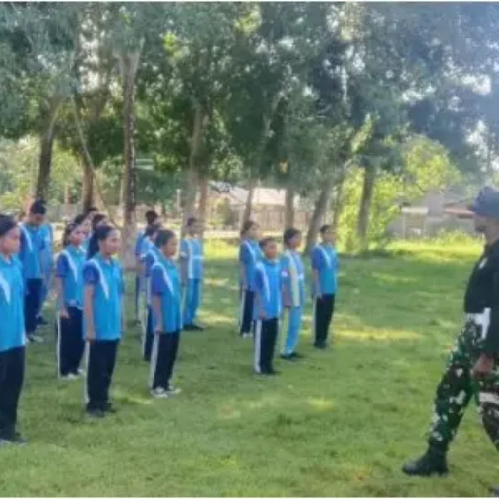 TNI Latih Disiplin dan Jiwa Kepemimpinan Pengurus OSIS SMPK Sulama Kada Melalui PBB dan Yel-Yel Komando