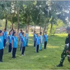 TNI Latih Disiplin dan Jiwa Kepemimpinan Pengurus OSIS SMPK Sulama Kada Melalui PBB dan Yel-Yel Komando